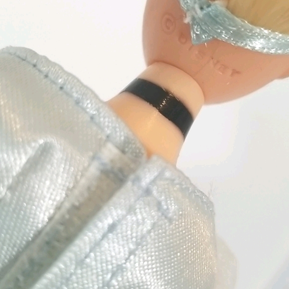 Disney Collection Cinderella Poseable Doll - Picture 6 of 8